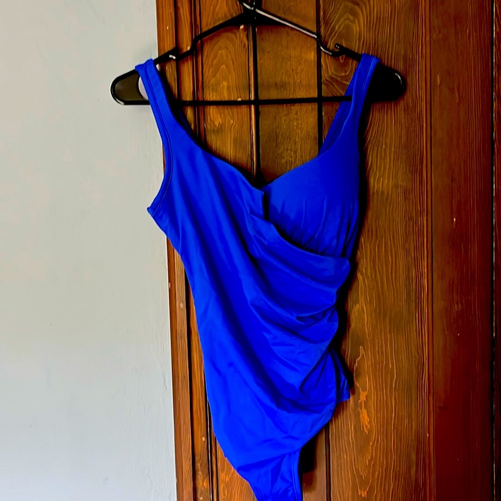 NWT Slimming swimsuit beautiful blue.  Size 8-10